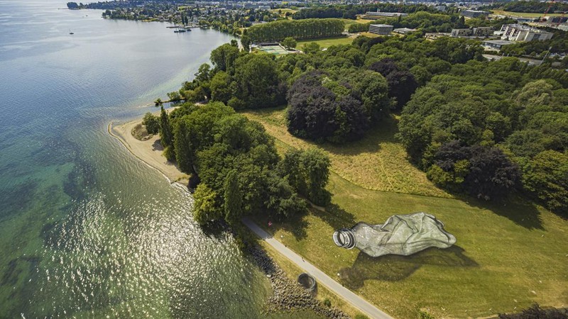Lukisan botol plastik di Parc Bourget, Lausanne, Switzerland. (REUTERS/Denis Balibouse)