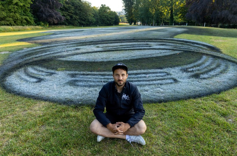 Lukisan botol plastik di Parc Bourget, Lausanne, Switzerland. (REUTERS/Denis Balibouse)