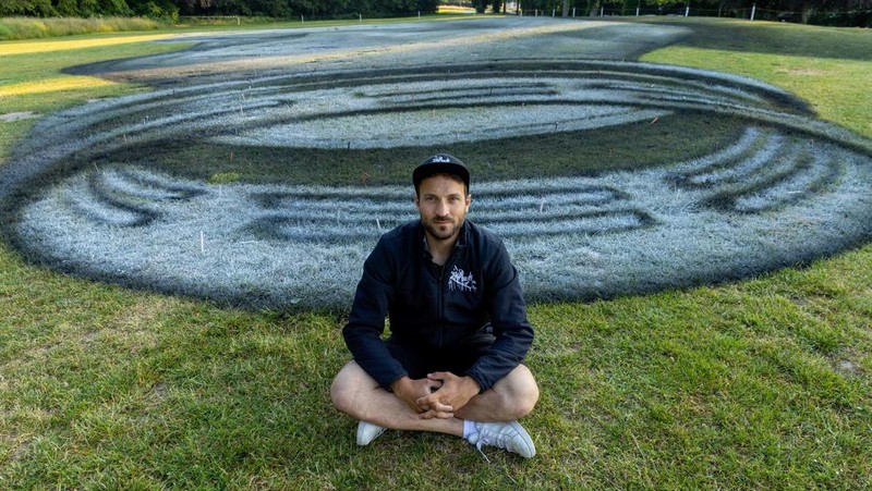 Lukisan botol plastik di Parc Bourget, Lausanne, Switzerland. (REUTERS/Denis Balibouse)
