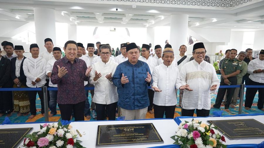 Masjid Endan Andansih berada di Desa Neglasari, Kecamatan Darangdan, Kabupaten
Purwakarta, Jawa Barat. Tampak megah dan kontras dengan lingkungan sekelilingnya yang
berupa lahan pertanian hijau. Masjid bergaya Maroko yang dibangun dengan total luas
bangunan berukuran 1.017 meter persegi.