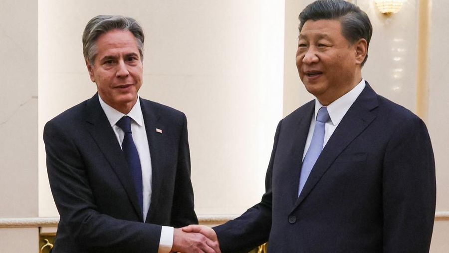Menteri Luar Negeri AS Antony Blinken (kiri) berjabat tangan dengan Presiden China Xi Jinping di Aula Besar Rakyat di Beijing pada 19 Juni 2023. Presiden Xi Jinping menjamu Antony Blinken untuk pembicaraan di Beijing pada 19 Juni, menutup pertemuan dua hari -perundingan tingkat menteri luar negeri AS dengan pejabat China. (Leah MILLIS / POOL / AFP)