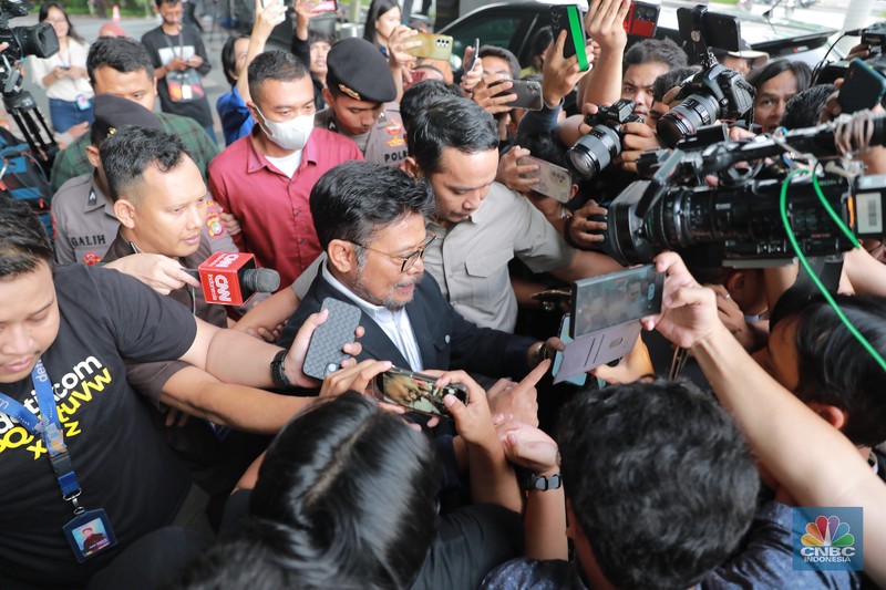 Menteri Pertanian Syahrul Yasin Limpo usai memenuhi panggilan Komisi Pemberantasan Korupsi (KPK), Senin (19/6/2023). (CNBC Indonesia Muhammad Sabki)