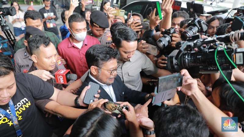 Menteri Pertanian Syahrul Yasin Limpo usai memenuhi panggilan Komisi Pemberantasan Korupsi (KPK), Senin (19/6/2023). (CNBC Indonesia Muhammad Sabki)