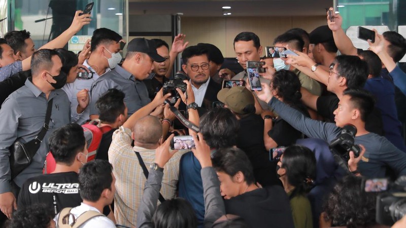Menteri Pertanian Syahrul Yasin Limpo usai memenuhi panggilan Komisi Pemberantasan Korupsi (KPK), Senin (19/6/2023). (CNBC Indonesia Muhammad Sabki)