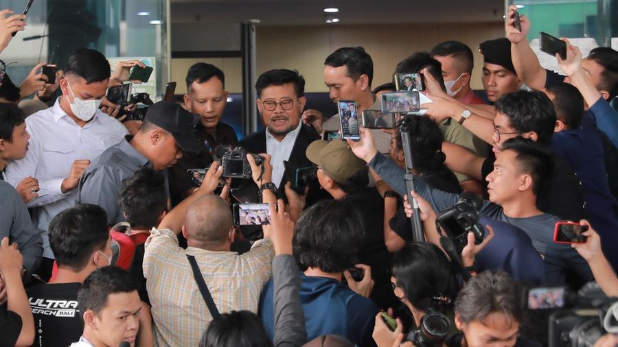 Menteri Pertanian Syahrul Yasin Limpo usai memenuhi panggilan Komisi Pemberantasan Korupsi (KPK), Senin (19/6/2023). (CNBC Indonesia Muhammad Sabki)