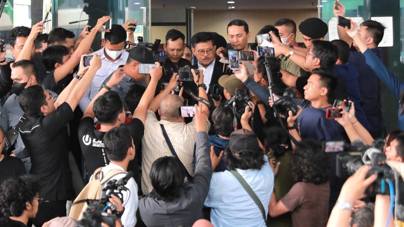 Menteri Pertanian Syahrul Yasin Limpo usai memenuhi panggilan Komisi Pemberantasan Korupsi (KPK), Senin (19/6/2023). (CNBC Indonesia Muhammad Sabki)