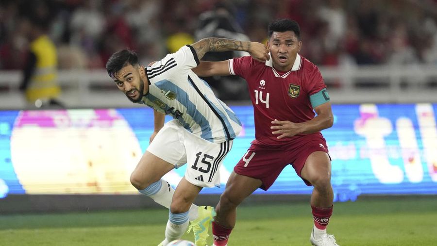 Nicolas Gonzales dari Argentina (kiri) berebut bola dengan pemain Indonesia Asnawi Mangkualam dalam pertandingan sepak bola persahabatan di Stadion Utama Gelora Bung Karno di Jakarta, Indonesia, Senin, 19 Juni 2023. (AP Photo/Tatan Syuflana)
