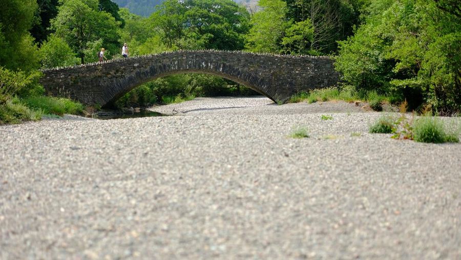 Dasar sungai kering dari Sungai Derwent terlihat setelah periode cuaca kering yang berkepanjangan di Seathwaite, Inggris, 18 Juni 2023. (REUTERS/Phil Noble)