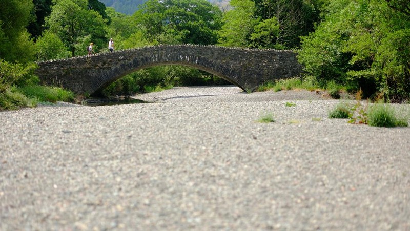 Dasar sungai kering dari Sungai Derwent terlihat setelah periode cuaca kering yang berkepanjangan di Seathwaite, Inggris, 18 Juni 2023. (REUTERS/Phil Noble)