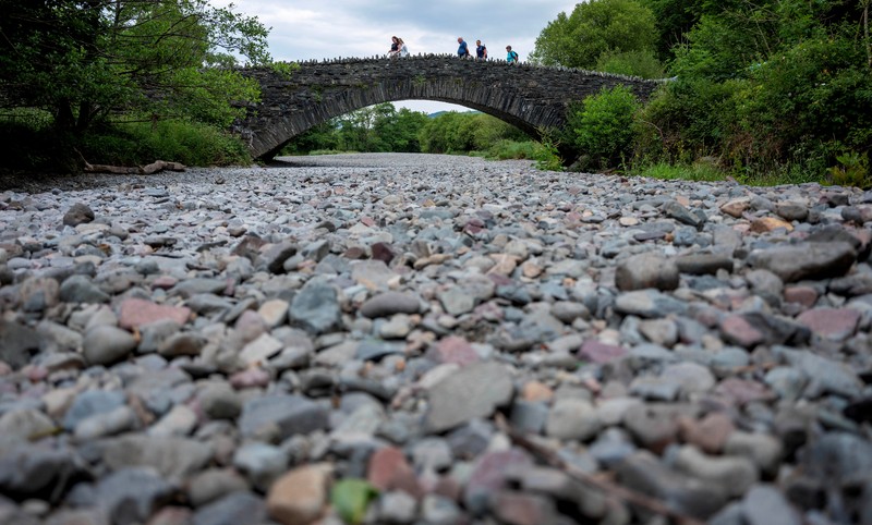 Dasar sungai kering dari Sungai Derwent terlihat setelah periode cuaca kering yang berkepanjangan di Seathwaite, Inggris, 18 Juni 2023. Dasar sungai kering dari Sungai Derwent terlihat setelah periode cuaca kering yang berkepanjangan di Seathwaite, Inggris, 18 Juni 2023. (REUTERS/Phil Noble)