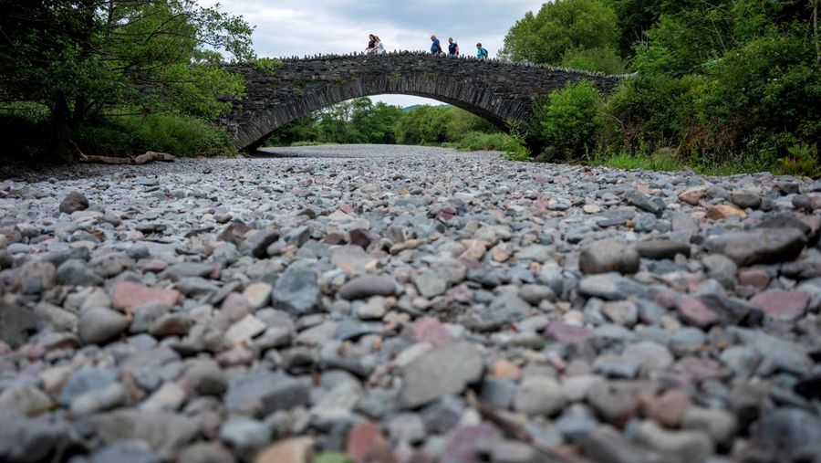 Dasar sungai kering dari Sungai Derwent terlihat setelah periode cuaca kering yang berkepanjangan di Seathwaite, Inggris, 18 Juni 2023. (REUTERS/Phil Noble)