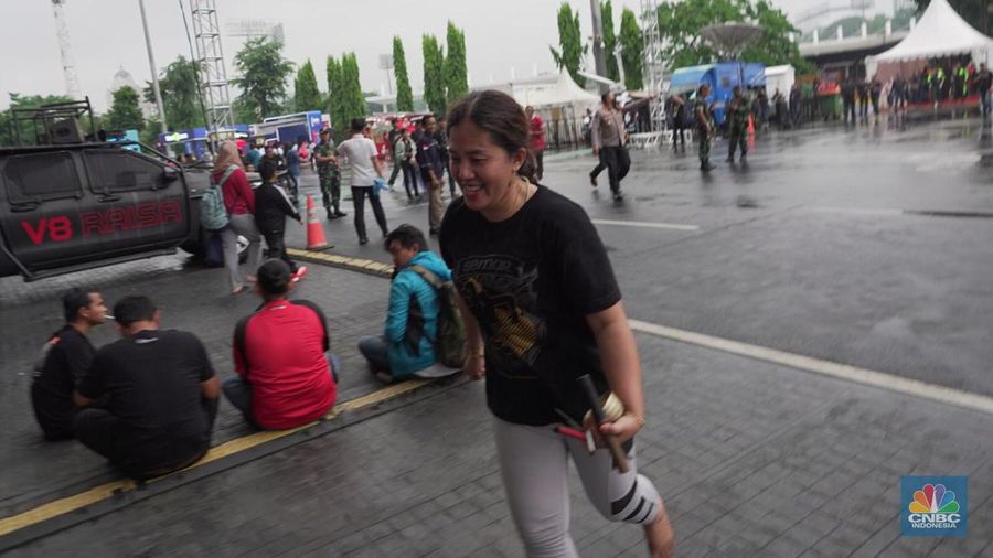 Pawang hujan, Rara, terlihat di Stadion GBK jelang pertandingan Indonesia vs Argentina. (CNBC Indonesia/Rindi Salsabilla)