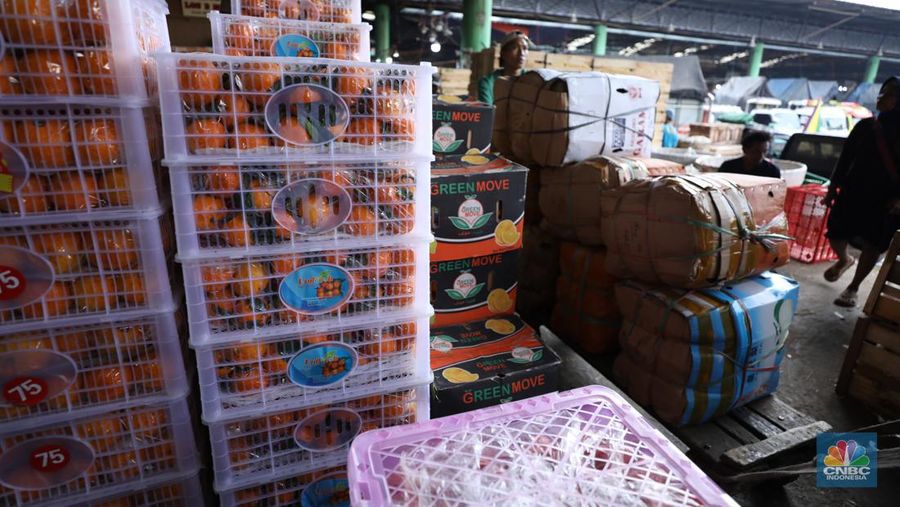 Pekerja melakukan bongkar muat buah impor dari China yang akan dipasarkan di Pasar Induk Kramat Jati, Jakarta, Senin (19/6/2023). (CNBC Indonesia/Tri Susilo)