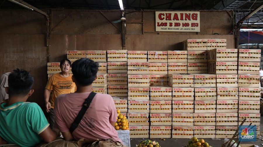Pekerja melakukan bongkar muat buah impor dari China yang akan dipasarkan di Pasar Induk Kramat Jati, Jakarta, Senin (19/6/2023). (CNBC Indonesia/Tri Susilo)