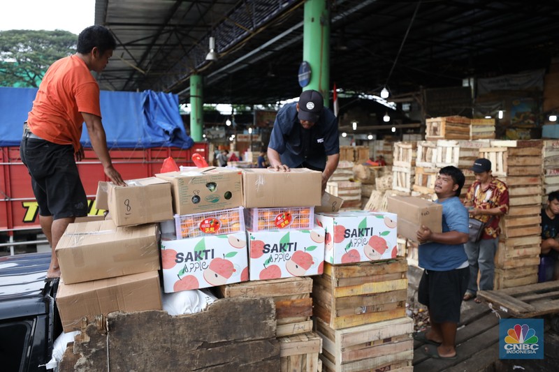 Pekerja melakukan bongkar muat buah impor dari China yang akan dipasarkan di Pasar Induk Kramat Jati, Jakarta, Senin (19/6/2023). Pekerja melakukan bongkar muat buah impor dari China yang akan dipasarkan di Pasar Induk Kramat Jati, Jakarta, Senin (19/6/2023). (CNBC Indonesia/Tri Susilo)