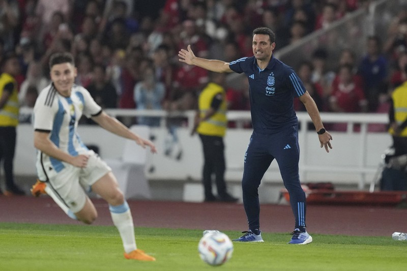 Tim Argentina berfoto bersama sebelum pertandingan persahabatan Argentina vs Indonesia di Stadion Gelora Bung Karno di Jakarta, Indonesia, 19 Juni 2023. (REUTERS/Ajeng Dinar Ulfiana)