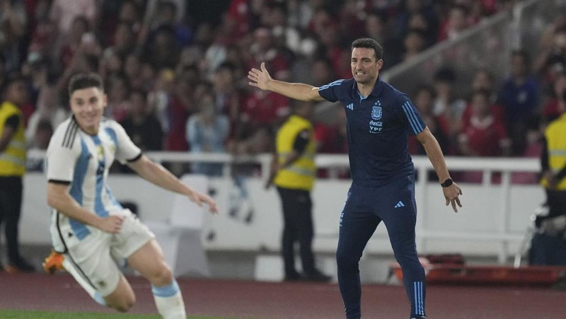 Tim Argentina berfoto bersama sebelum pertandingan persahabatan Argentina vs Indonesia di Stadion Gelora Bung Karno di Jakarta, Indonesia, 19 Juni 2023. (REUTERS/Ajeng Dinar Ulfiana)