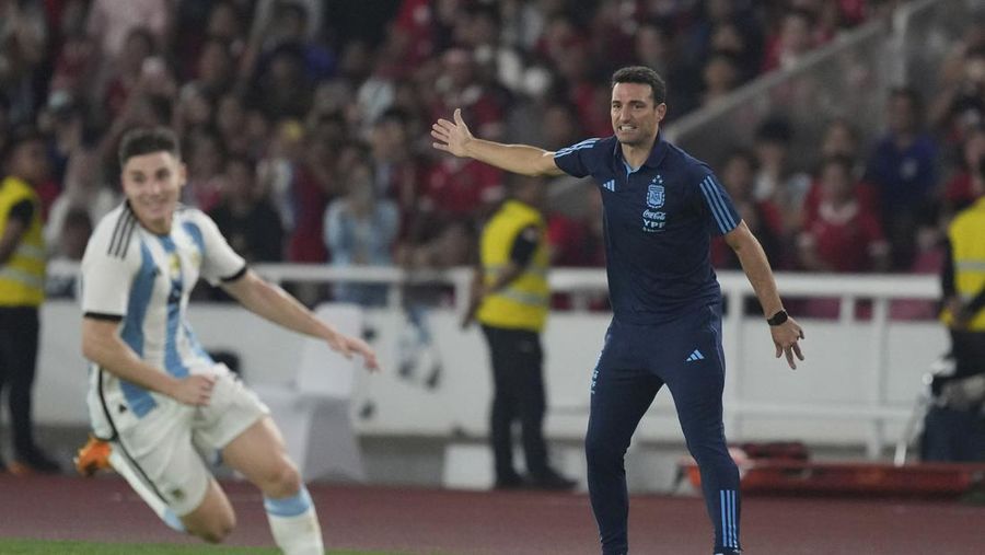 Pelatih Argentina Lionel Scaloni memberikan arahan kepada skuatnya dalam pertandingan sepak bola persahabatan melawan Indonesia di Stadion Utama Gelora Bung Karno di Jakarta, Indonesia, Senin, 19 Juni 2023. (AP Photo/Tatan Syuflana)