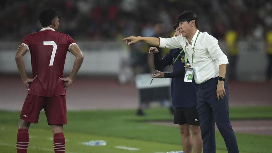 Pelatih Indonesia Shin Tae Yong berbicara dengan Marselino Ferdinan saat pertandingan sepak bola persahabatan melawan Argentina di Stadion Utama Gelora Bung Karno di Jakarta, Indonesia, Senin, 19 Juni 2023. (AP Photo/Achmad Ibrahim)