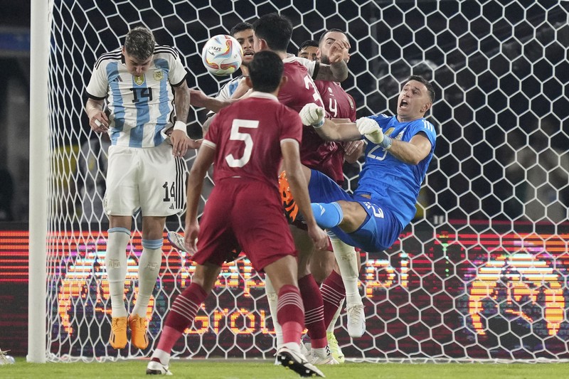 Tim Argentina berfoto bersama sebelum pertandingan persahabatan Argentina vs Indonesia di Stadion Gelora Bung Karno di Jakarta, Indonesia, 19 Juni 2023. (REUTERS/Ajeng Dinar Ulfiana)