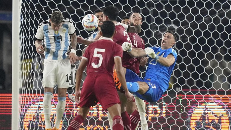 Tim Argentina berfoto bersama sebelum pertandingan persahabatan Argentina vs Indonesia di Stadion Gelora Bung Karno di Jakarta, Indonesia, 19 Juni 2023. (REUTERS/Ajeng Dinar Ulfiana)