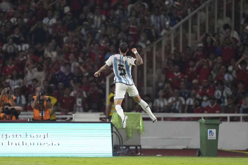 Tim Argentina berfoto bersama sebelum pertandingan persahabatan Argentina vs Indonesia di Stadion Gelora Bung Karno di Jakarta, Indonesia, 19 Juni 2023. (REUTERS/Ajeng Dinar Ulfiana)
