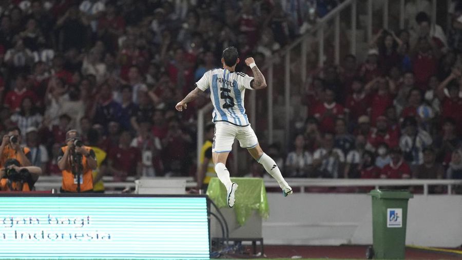 Pemain Argentina Leandro Paredes melakukan selebrasi setelah mencetak gol ke gawang Indonesia dalam pertandingan sepak bola persahabatan di Stadion Utama Gelora Bung Karno di Jakarta, Indonesia, Senin, 19 Juni 2023. (AP Photo/Tatan Syuflana)