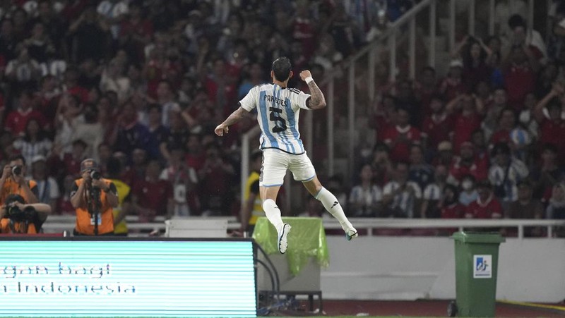 Tim Argentina berfoto bersama sebelum pertandingan persahabatan Argentina vs Indonesia di Stadion Gelora Bung Karno di Jakarta, Indonesia, 19 Juni 2023. (REUTERS/Ajeng Dinar Ulfiana)