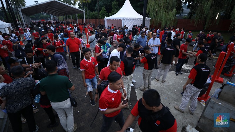 Pengunjung mulai memadati Stadion Utama Gelora Bung Karno (GBK) Senayan, Jakarta, Senin (16/6/2023). Pengunjung mulai memadati Stadion Utama Gelora Bung Karno (GBK) Senayan, Jakarta, Senin (16/6/2023). (CNBC Indonesia/Tri Susilo)