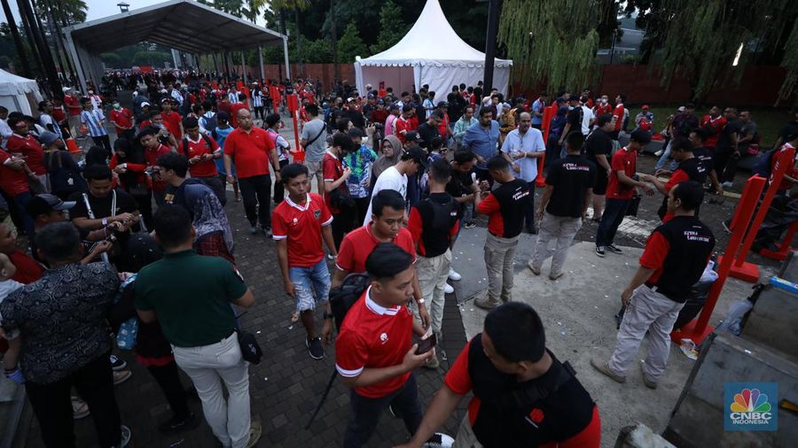 Pengunjung mulai memadati Stadion Utama Gelora Bung Karno (GBK) Senayan, Jakarta, Senin (16/6/2023).   (CNBC Indonesia/Tri Susilo)