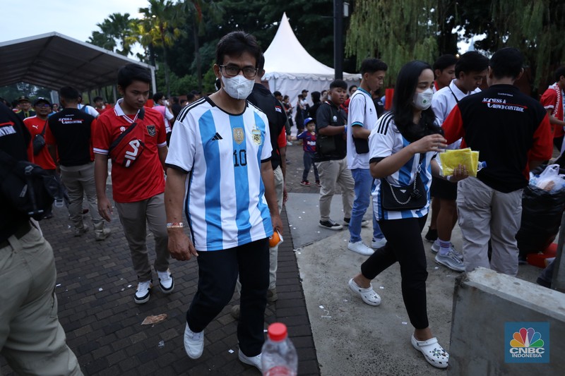 Pengunjung mulai memadati Stadion Utama Gelora Bung Karno (GBK) Senayan, Jakarta, Senin (16/6/2023). Pengunjung mulai memadati Stadion Utama Gelora Bung Karno (GBK) Senayan, Jakarta, Senin (16/6/2023). (CNBC Indonesia/Tri Susilo)