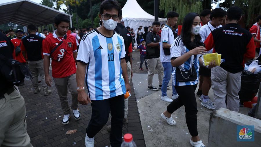 Pengunjung mulai memadati Stadion Utama Gelora Bung Karno (GBK) Senayan, Jakarta, Senin (16/6/2023).   (CNBC Indonesia/Tri Susilo)