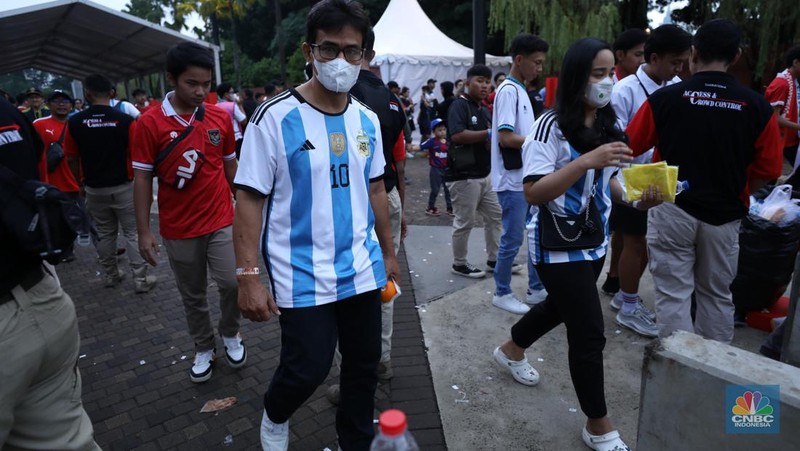 Pengunjung mulai memadati Stadion Utama Gelora Bung Karno (GBK) Senayan, Jakarta, Senin (16/6/2023).   (CNBC Indonesia/Tri Susilo)