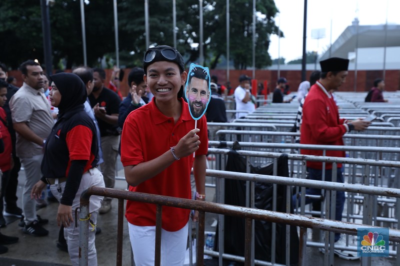 Pengunjung mulai memadati Stadion Utama Gelora Bung Karno (GBK) Senayan, Jakarta, Senin (16/6/2023). Pengunjung mulai memadati Stadion Utama Gelora Bung Karno (GBK) Senayan, Jakarta, Senin (16/6/2023). (CNBC Indonesia/Tri Susilo)