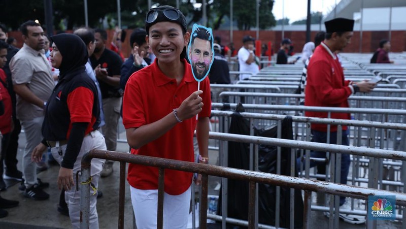 Pengunjung mulai memadati Stadion Utama Gelora Bung Karno (GBK) Senayan, Jakarta, Senin (16/6/2023).   (CNBC Indonesia/Tri Susilo)
