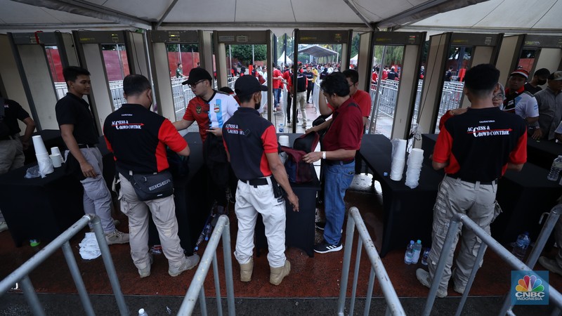 Pengunjung mulai memadati Stadion Utama Gelora Bung Karno (GBK) Senayan, Jakarta, Senin (16/6/2023). Pengunjung mulai memadati Stadion Utama Gelora Bung Karno (GBK) Senayan, Jakarta, Senin (16/6/2023). (CNBC Indonesia/Tri Susilo)