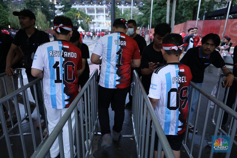 Suasana antrean panjang para penonton laga FIFA Matchday antara Timnas Indonesia melawan Argentina tampak terlihat di pintu masuk ke dalam Stadion Utama Gelora Bung Karno (SUGBK), Senayan, Jakarta, Senin (19/6/2023). Suasana antrean panjang para penonton laga FIFA Matchday antara Timnas Indonesia melawan Argentina tampak terlihat di pintu masuk ke dalam Stadion Utama Gelora Bung Karno (SUGBK), Senayan, Jakarta, Senin (19/6/2023). (CNBC Indonesia/Tri Susilo)