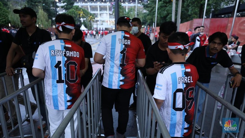 Suasana antrean panjang para penonton laga FIFA Matchday antara Timnas Indonesia melawan Argentina tampak terlihat di pintu masuk ke dalam Stadion Utama Gelora Bung Karno (SUGBK), Senayan, Jakarta, Senin (19/6/2023). (CNBC Indonesia/Tri Susilo)