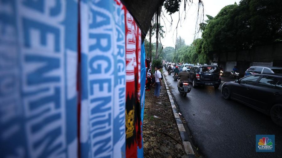 Pengunjung mulai memadati Stadion Utama Gelora Bung Karno (GBK) Senayan, Jakarta, Senin (16/6/2023). (CNBC Indonesia/Tri Susilo)