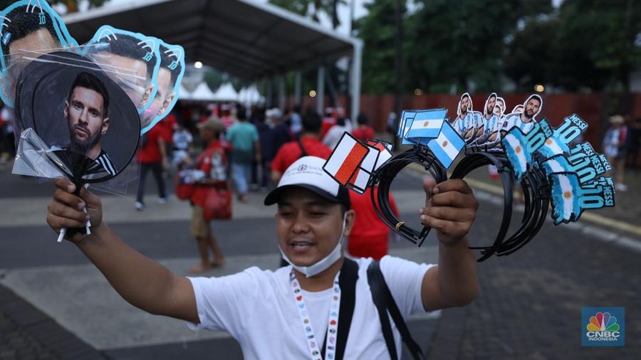 Pengunjung mulai memadati Stadion Utama Gelora Bung Karno (GBK) Senayan, Jakarta, Senin (16/6/2023).   (CNBC Indonesia/Tri Susilo)