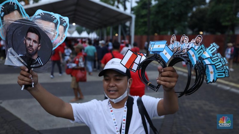 Pengunjung mulai memadati Stadion Utama Gelora Bung Karno (GBK) Senayan, Jakarta, Senin (16/6/2023).   (CNBC Indonesia/Tri Susilo)