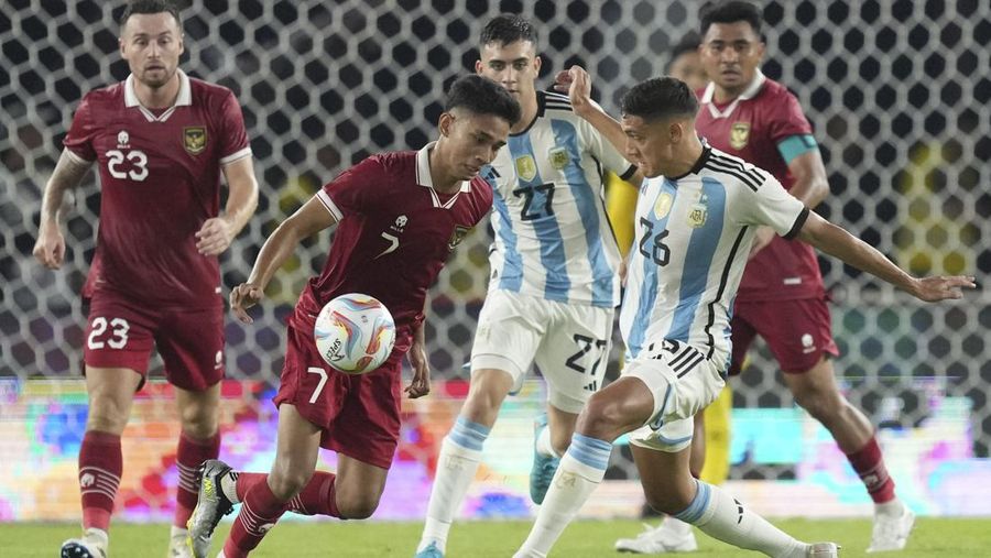 Pertandingan sepak bola persahabatan Argentina melawan Indonesia di Stadion Utama Gelora Bung Karno di Jakarta, Indonesia, Senin, 19 Juni 2023. (AP Photo/Tatan Syuflana)