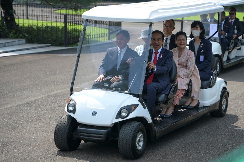 Iring-iringan mobil yang mengangkut Kaisar Jepang Naruhito dan Permaisuri Masako tiba di Istana Kepresidenan di Bogor pada 19 Juni 2023. Iring-iringan mobil yang mengangkut Kaisar Jepang Naruhito dan Permaisuri Masako tiba di Istana Kepresidenan di Bogor pada 19 Juni 2023. (\ ADITYA AJI / AFP)