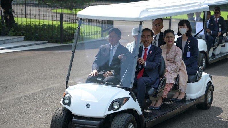 Iring-iringan mobil yang mengangkut Kaisar Jepang Naruhito dan Permaisuri Masako tiba di Istana Kepresidenan di Bogor pada 19 Juni 2023. (\ ADITYA AJI / AFP)