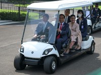 Potret Jokowi Jadi Supir Kaisar Jepang, Ajak Keliling Istana