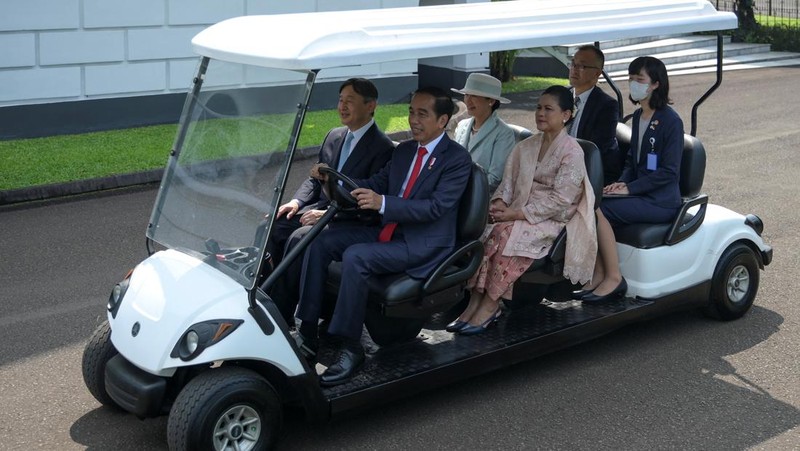 Iring-iringan mobil yang mengangkut Kaisar Jepang Naruhito dan Permaisuri Masako tiba di Istana Kepresidenan di Bogor pada 19 Juni 2023. (\ ADITYA AJI / AFP)
