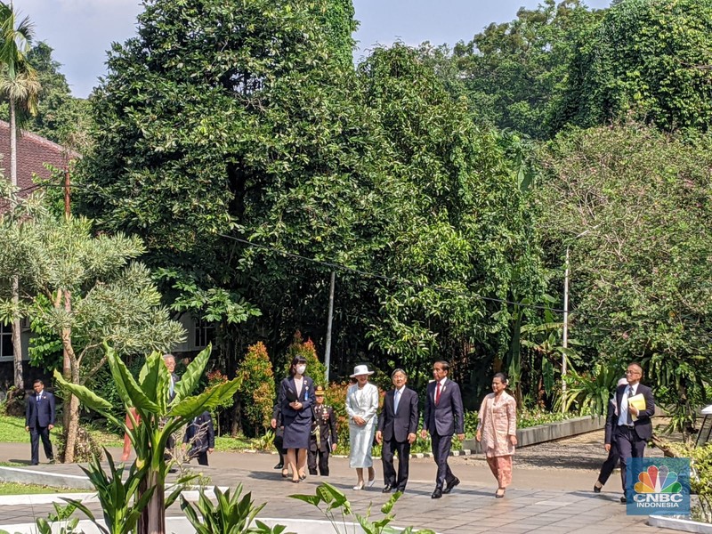 Presiden Joko Widodo terima kunjungan Kaisar Jepang Naruhito. (AP Photo/Achmad Ibrahim, Pool)