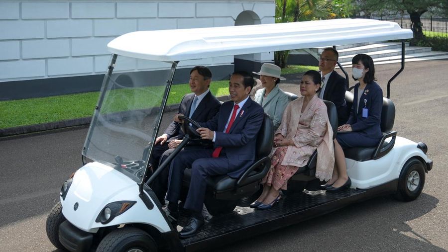 Presiden Joko Widodo terima kunjungan Kaisar Jepang Naruhito. (AP Photo/Achmad Ibrahim, Pool)