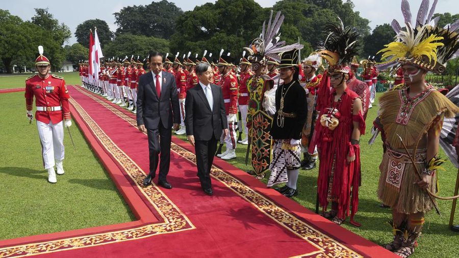 Presiden Joko Widodo terima kunjungan Kaisar Jepang Naruhito. (AP Photo/Achmad Ibrahim, Pool)
