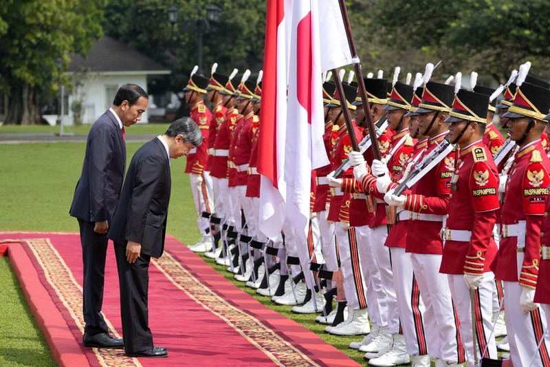 Presiden Joko Widodo terima kunjungan Kaisar Jepang Naruhito. (AP Photo/Achmad Ibrahim, Pool)